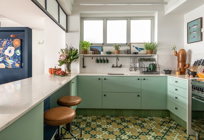cozinha com piso colorido