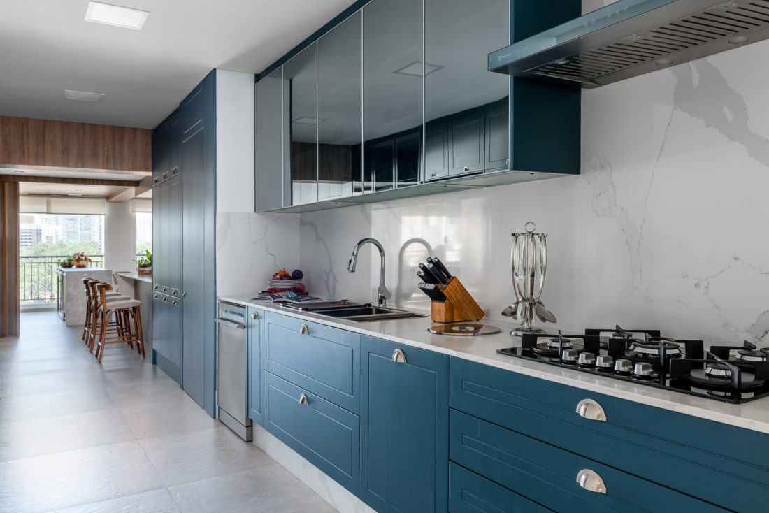 cozinha com móveis azuis