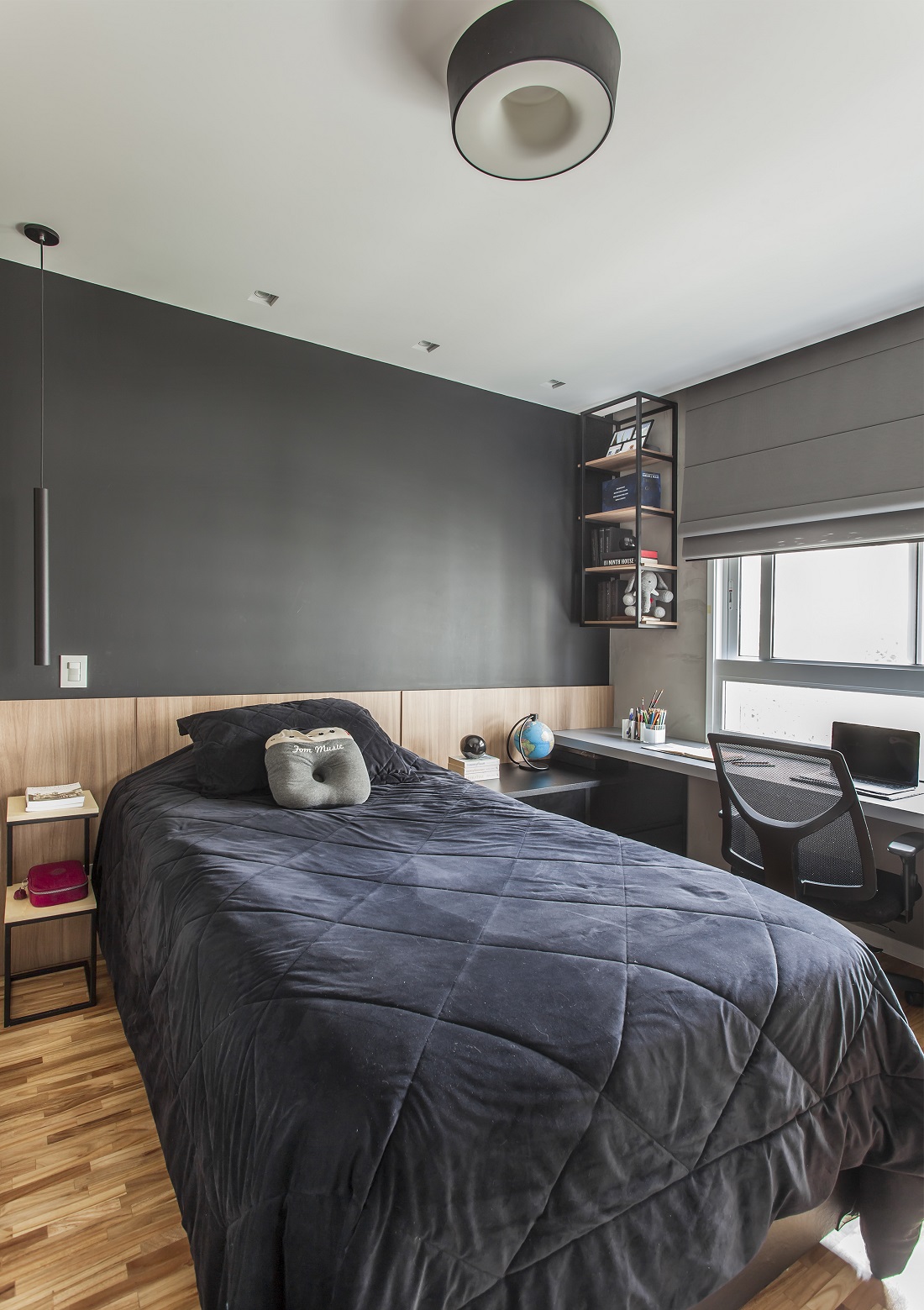 suite com decoração escura e parede preta