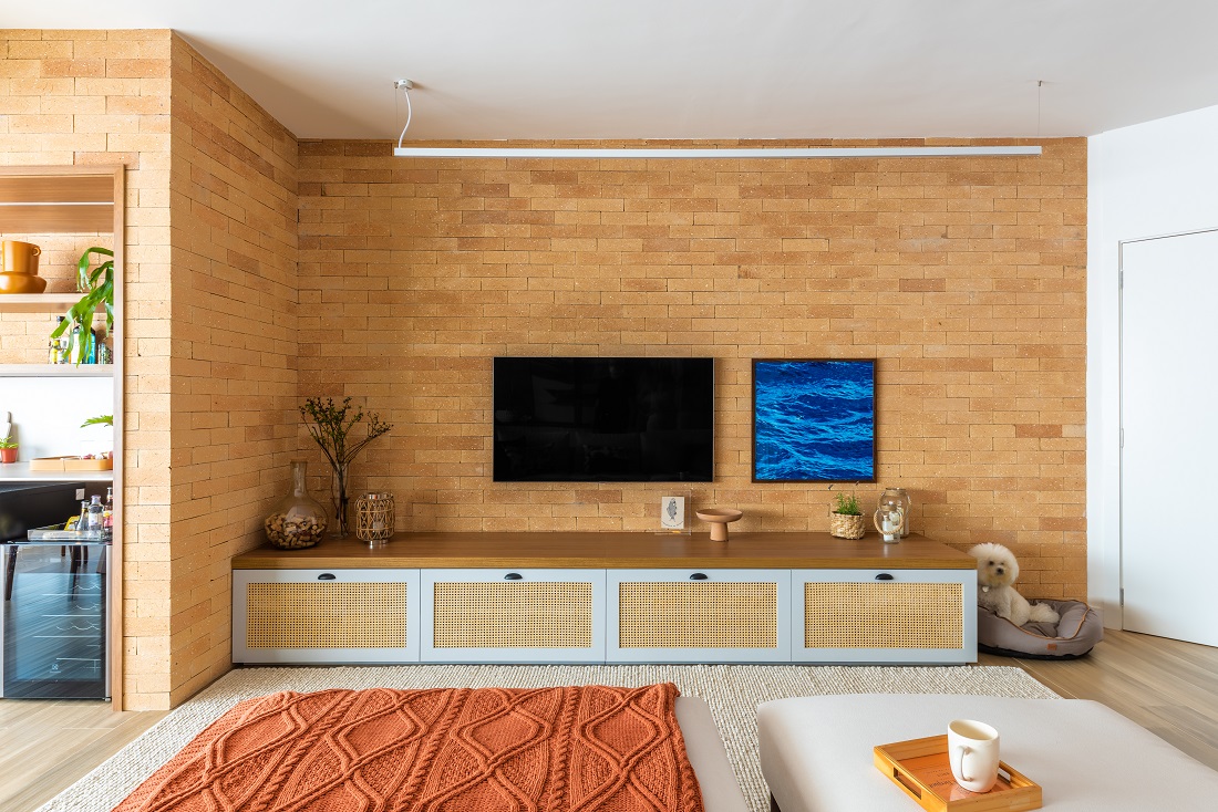 sala de TV com parede de tijolos