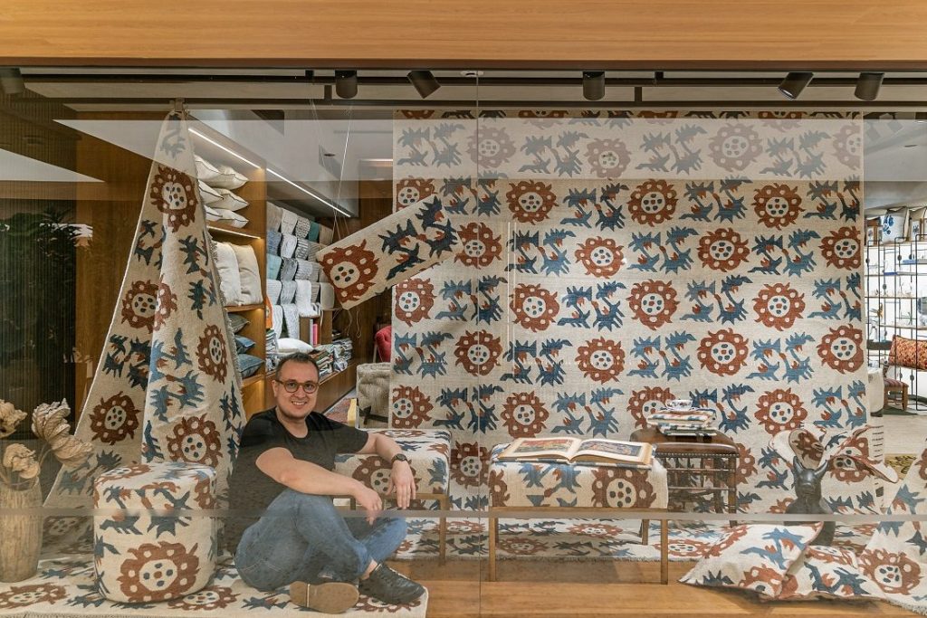 Arquiteto Bruno Moraes na loja da by Kamy tapetes
