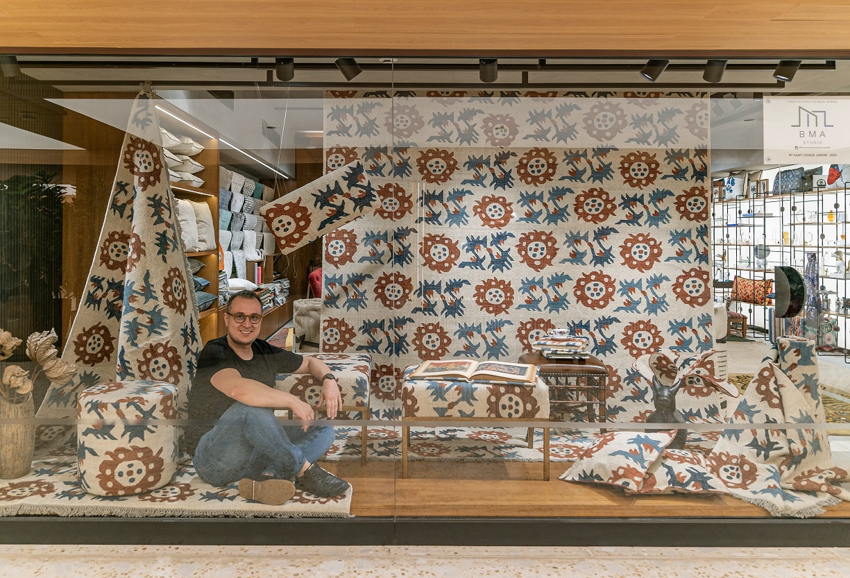 Arquiteto Bruno Moraes na loja da by Kamy tapetes