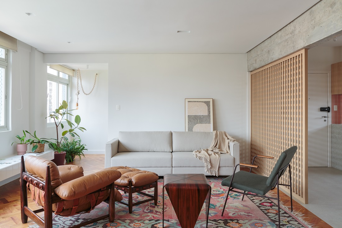 sala de estar com a poltrona Mole do designer Sergio Rodrigues