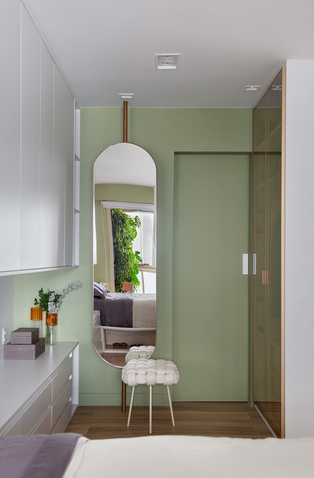 quarto verde e espelho giratório